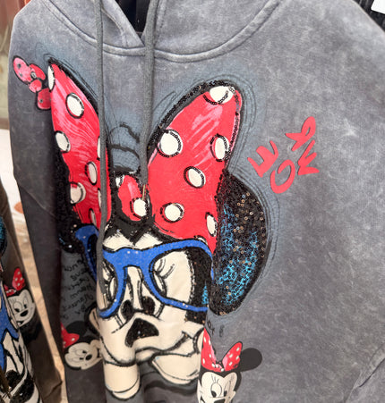 Mikča Mickey s kapucou sedá